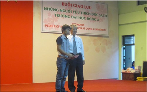 Thầy Lê Xuân Thọ - Trưởng khoa xây dựng trao học bổng cho sinh viên vượt khó học tốt của khoa